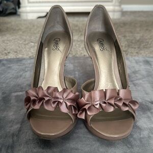 Size 8 1/2 women’s tan pump heel-great condition